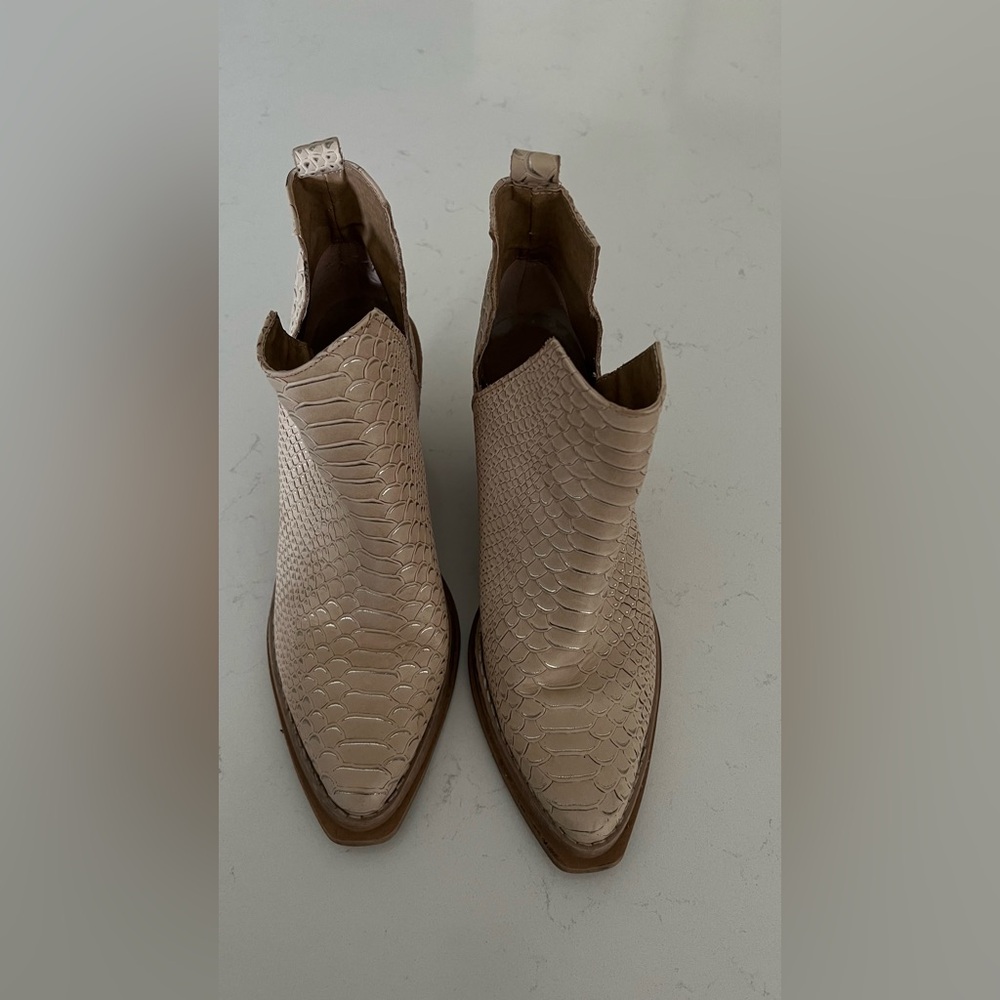 Melihan Textured Beige Ankle Boots size 9